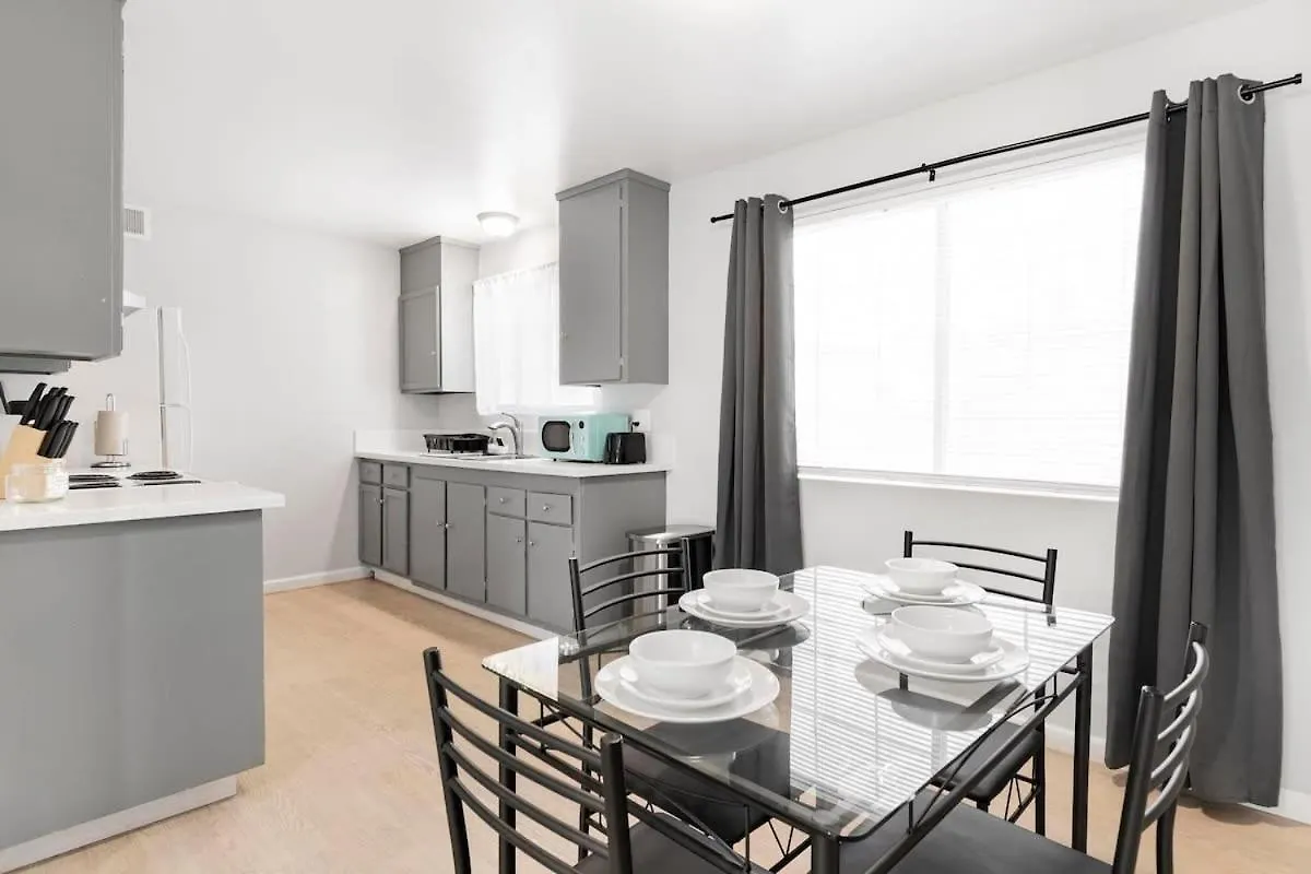 Charming Two Bedroom Sleeps 6! Close To Strip! Las Vegas